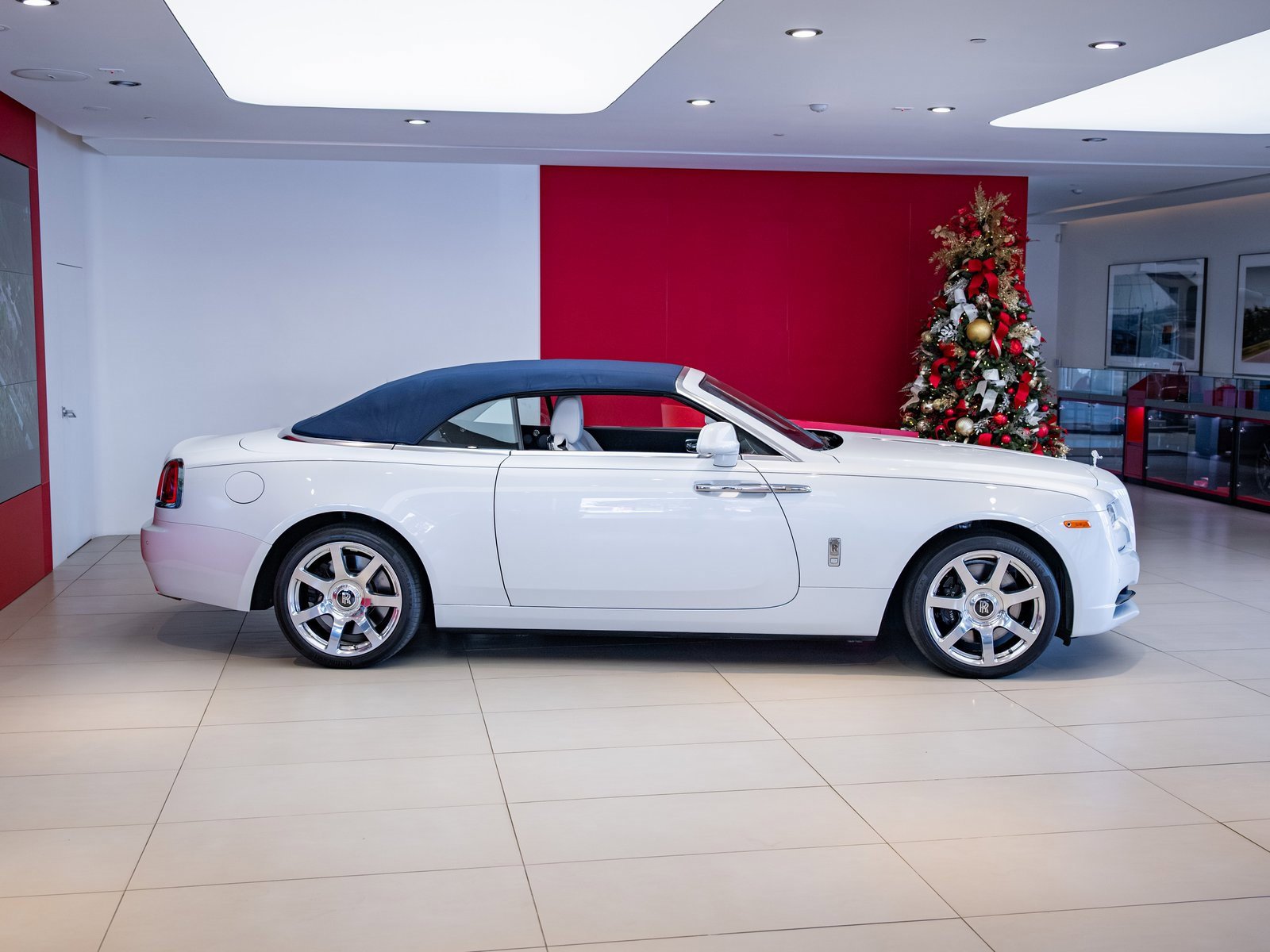 Used 2018 Rolls-Royce Dawn image 34