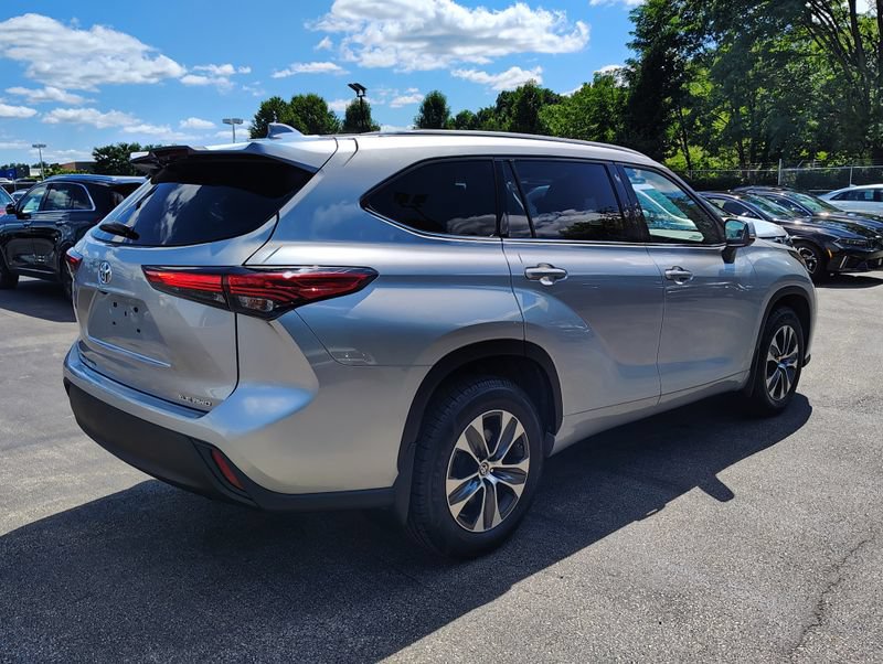Used 2022 Toyota Highlander XLE AWD/4WD image 4