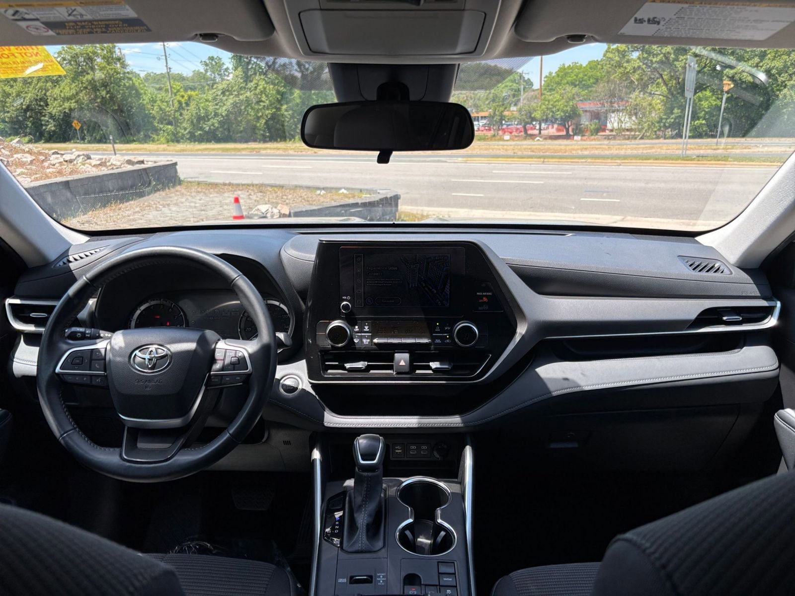 Used 2025 Toyota Highlander LE FWD image 31