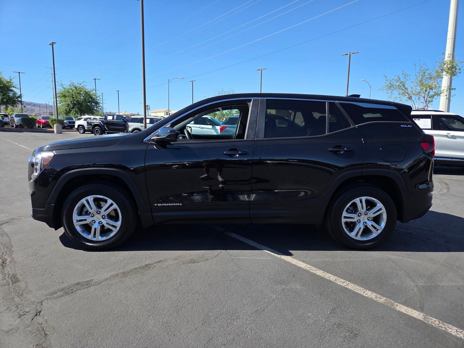 Used 2024 GMC Terrain SLE image 3