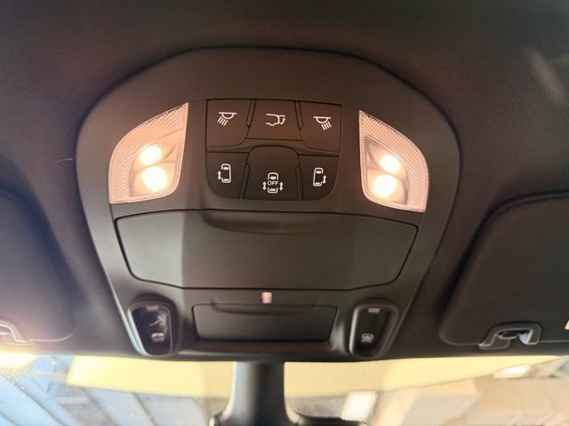 Used 2025 Chrysler Pacifica Limited image 22