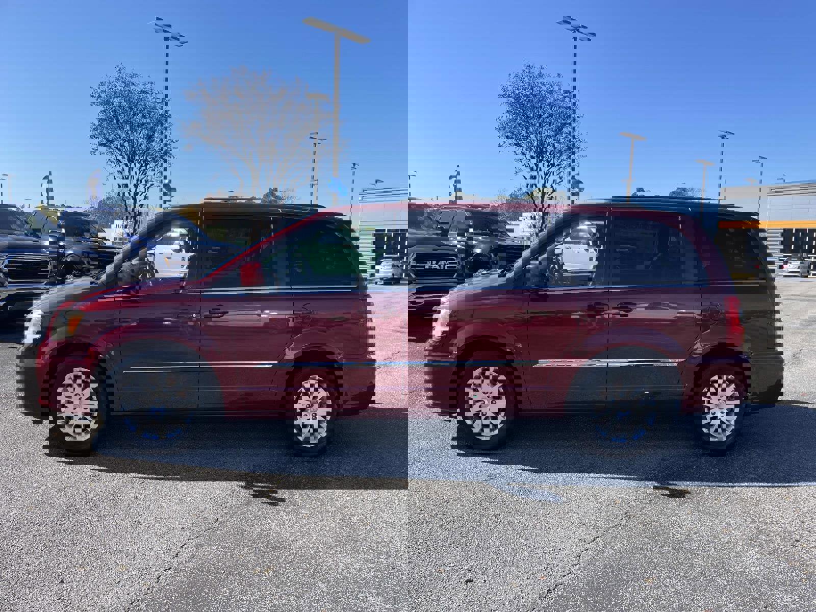 Used 2013 Chrysler Town & Country Touring image 8