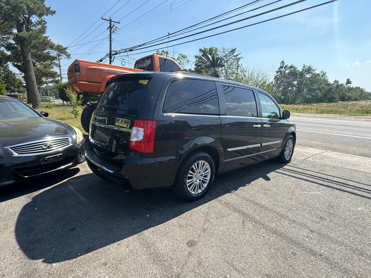 Used 2015 Chrysler Town & Country Touring-L w/ Driver Convenience Group FWD image 4