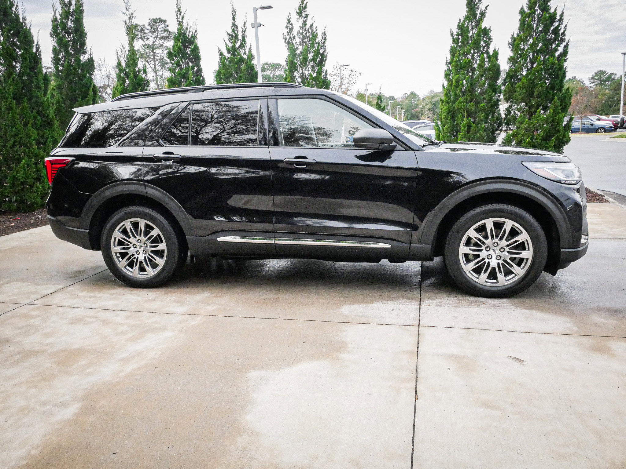Used 2025 Ford Explorer Active w/ Active Comfort Package image 11