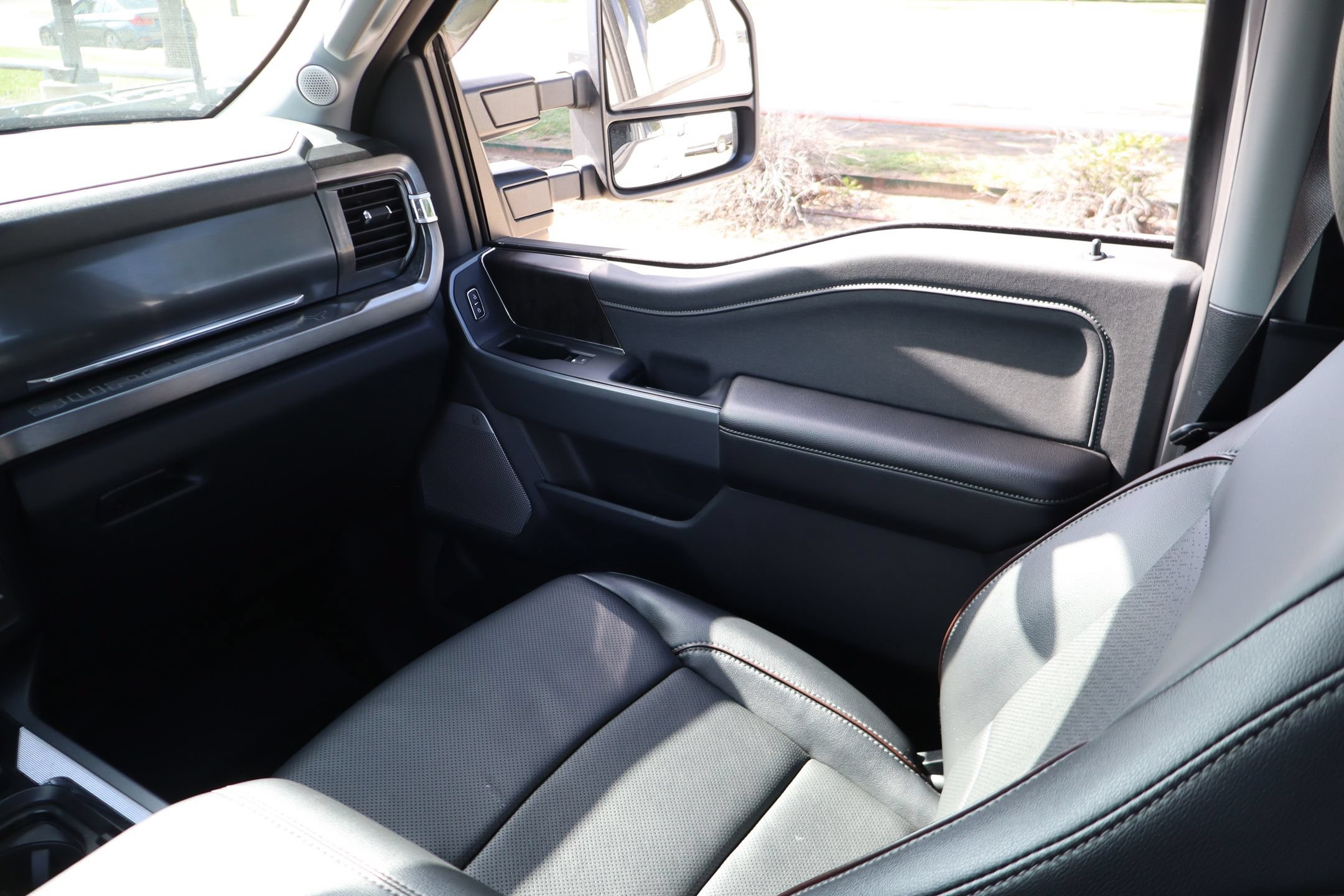 Used 2023 Ford F350 Lariat w/ Lariat Ultimate Package AWD/4WD image 23