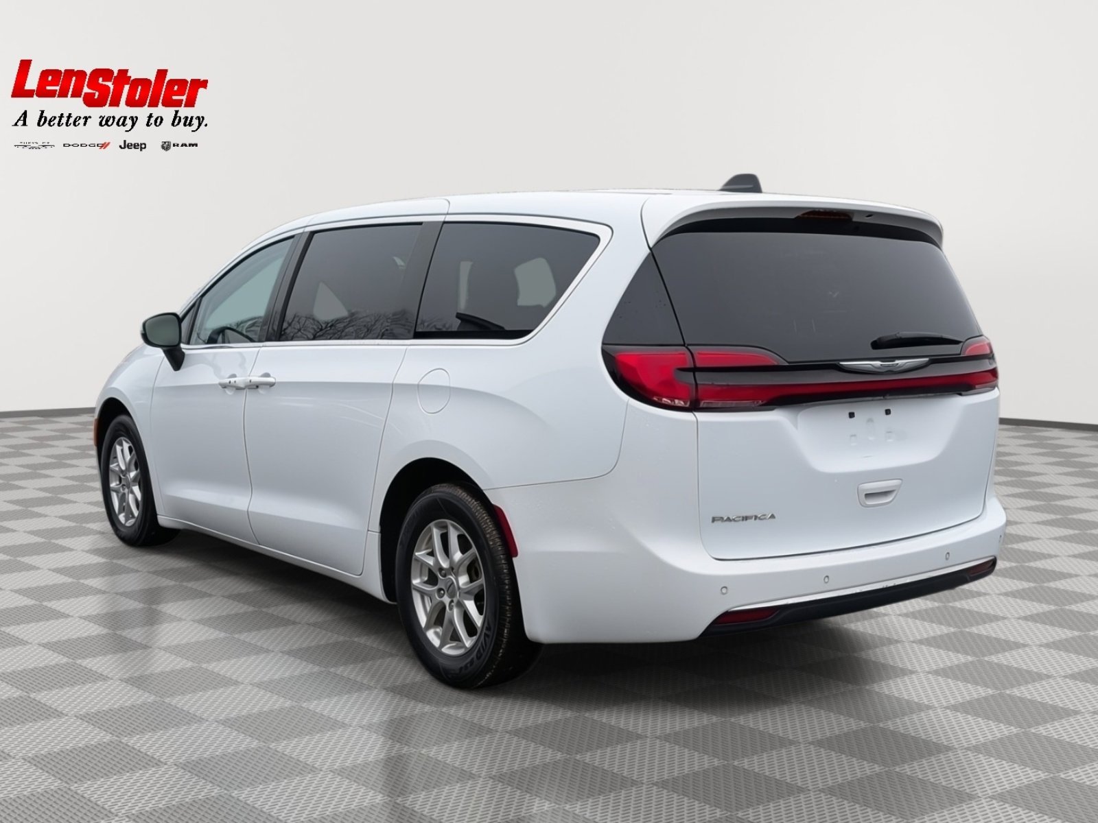 Used 2023 Chrysler Pacifica Touring-L image 3