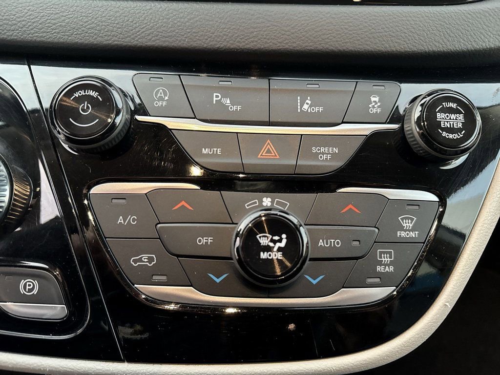 Used 2023 Chrysler Pacifica Touring-L image 15