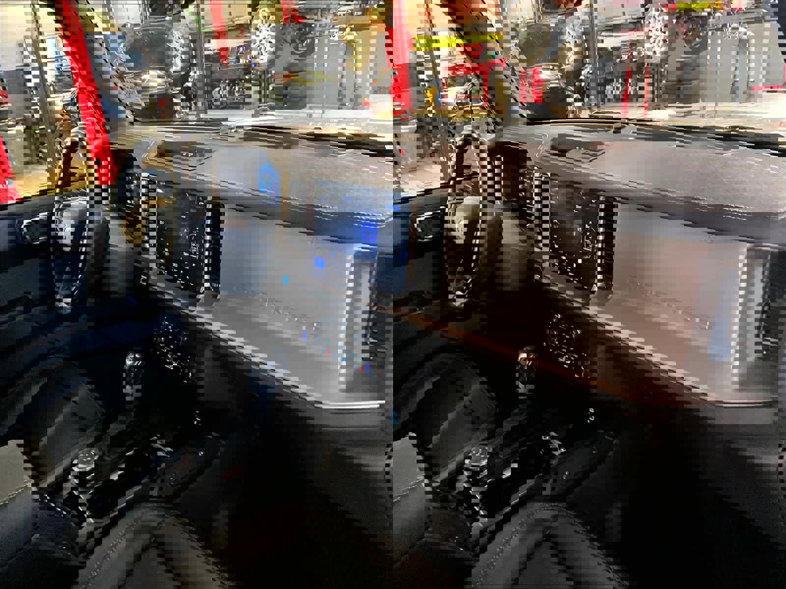 Used 2025 Ford Bronco Outer Banks image 14