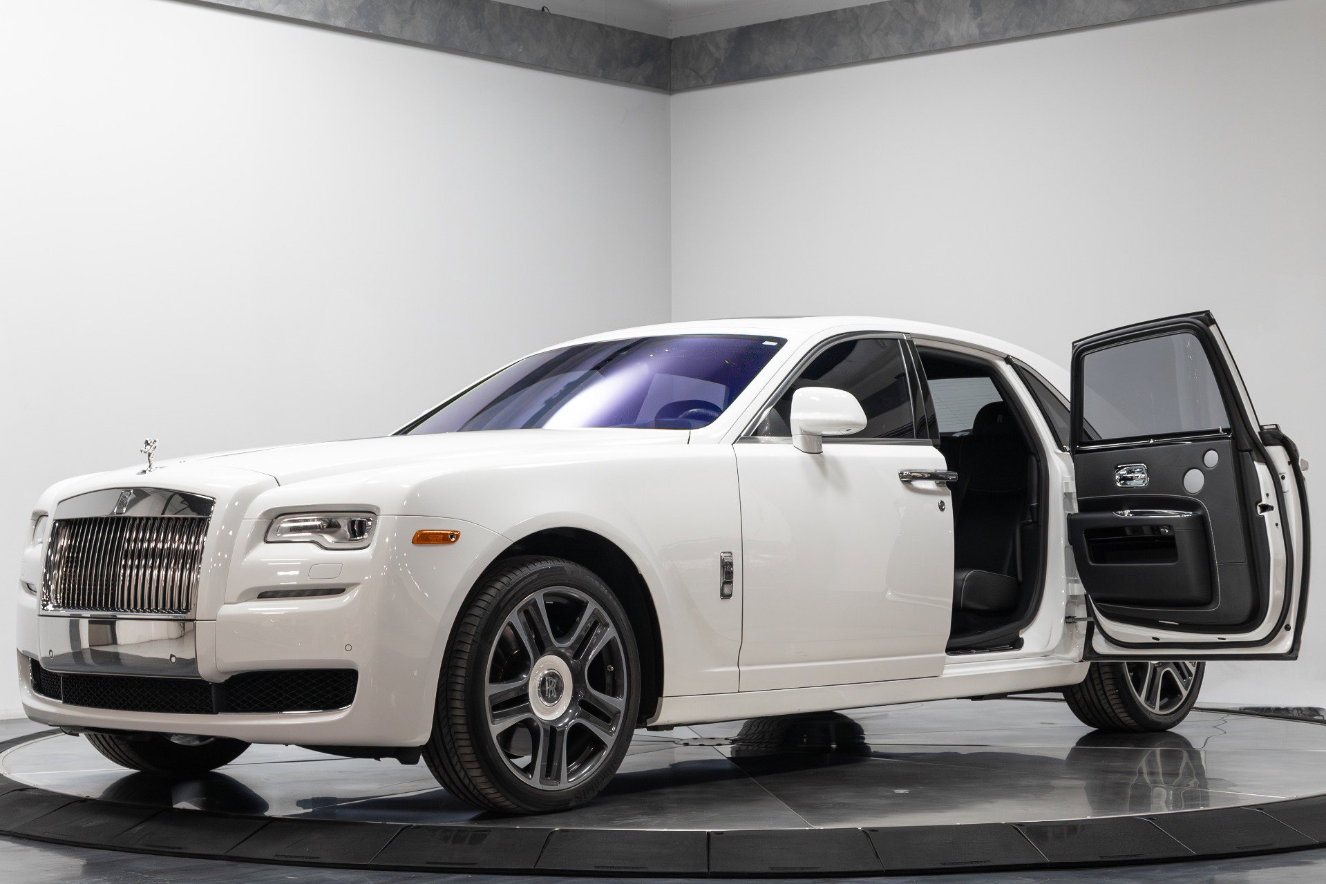 Used 2016 Rolls-Royce Ghost image 2