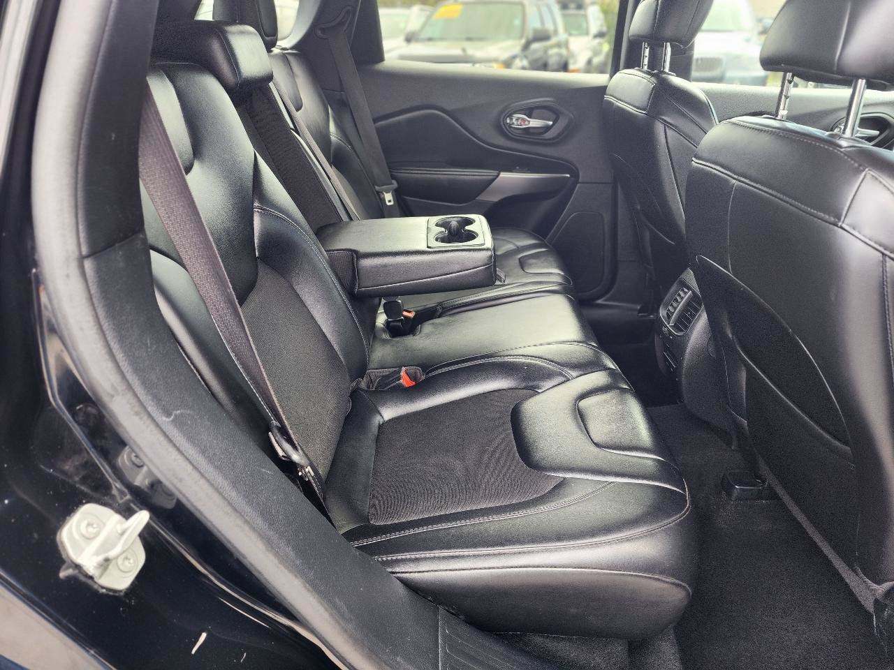 Used 2020 Jeep Cherokee Latitude Plus w/ Cold Weather Group AWD/4WD image 28