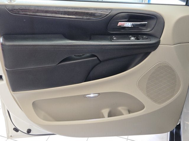 Used 2016 Dodge Grand Caravan American Value Package w/ UConnect Hands-Free Group FWD image 14
