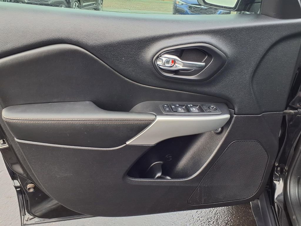 Used 2018 Jeep Cherokee Latitude Plus w/ Comfort/Convenience Group image 26