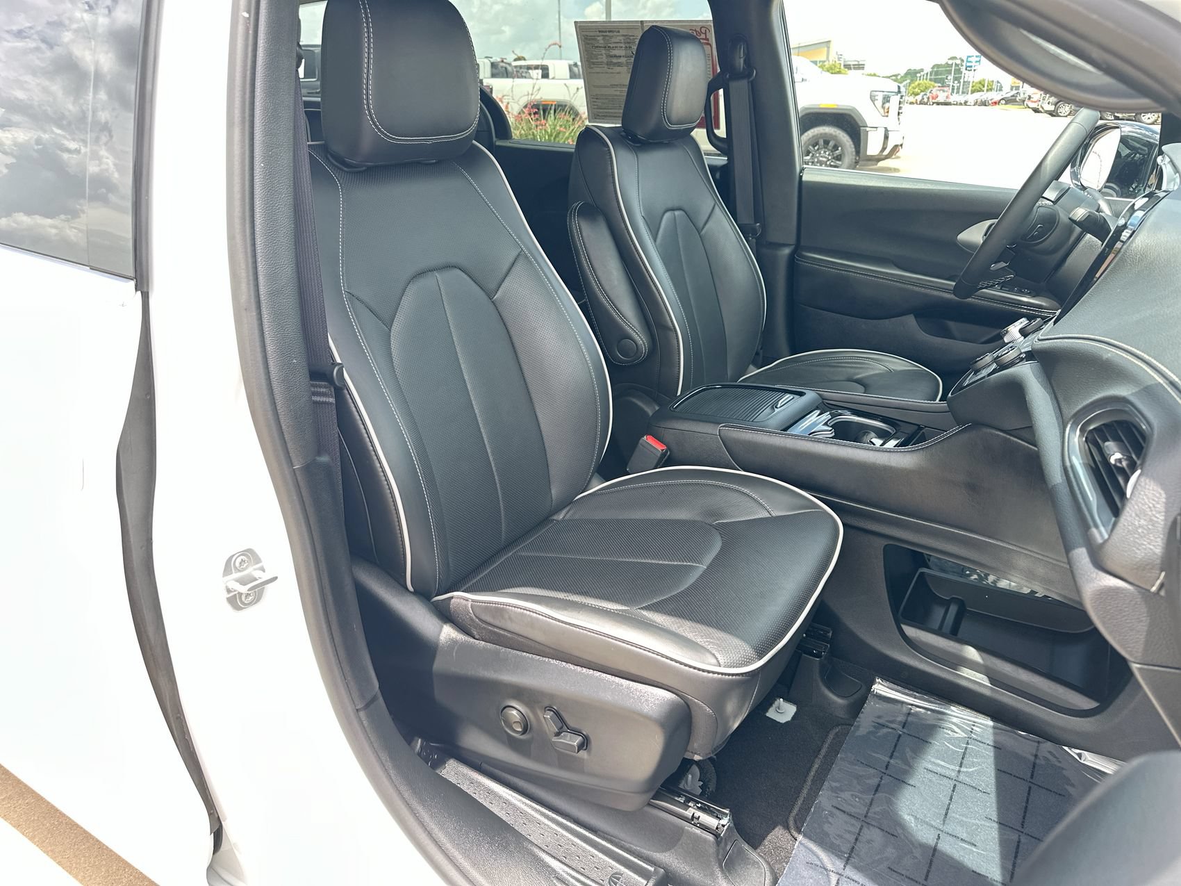 Used 2026 Chrysler Pacifica Limited AWD/4WD image 24