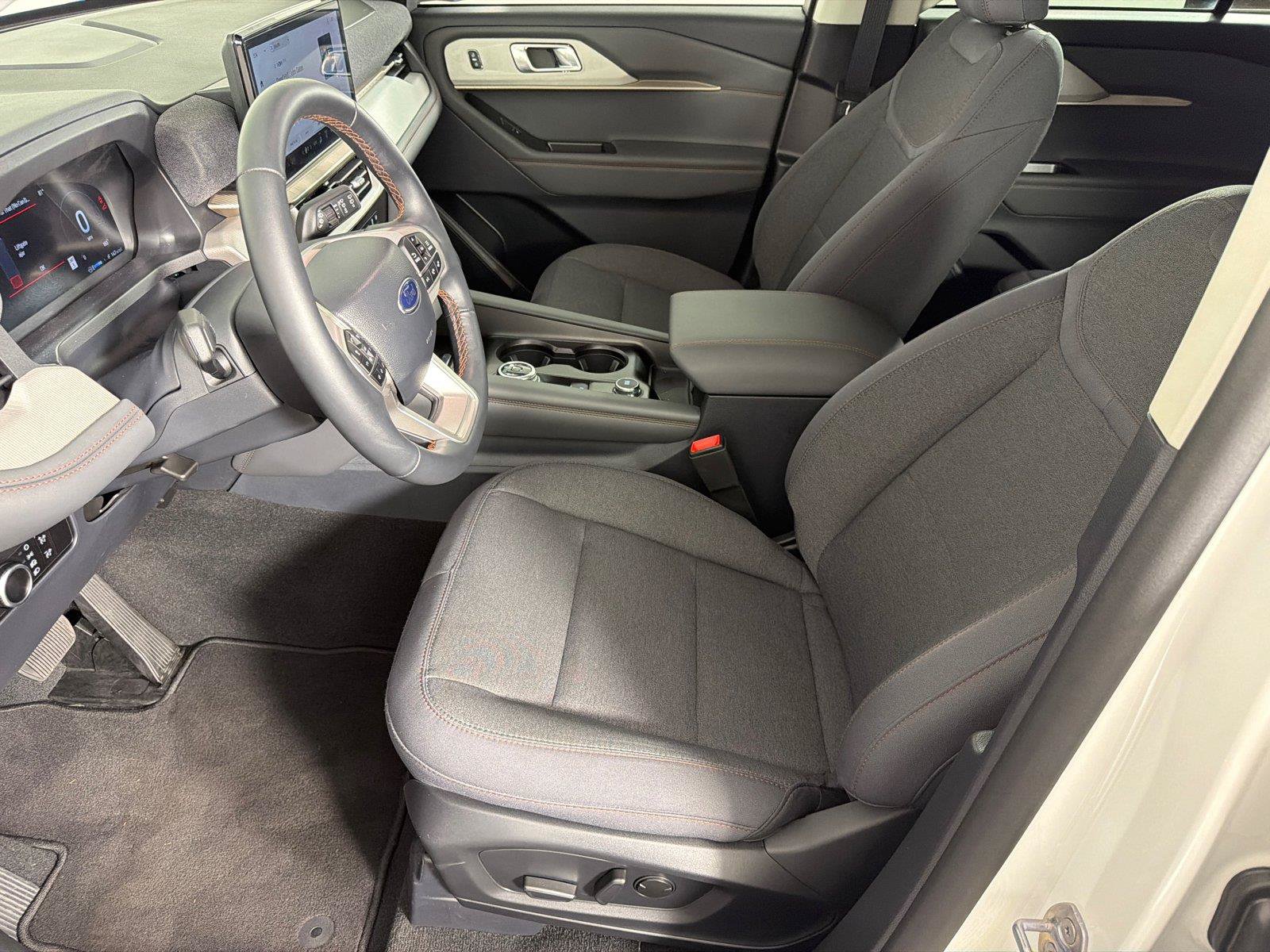Used 2025 Ford Explorer Active RWD image 9