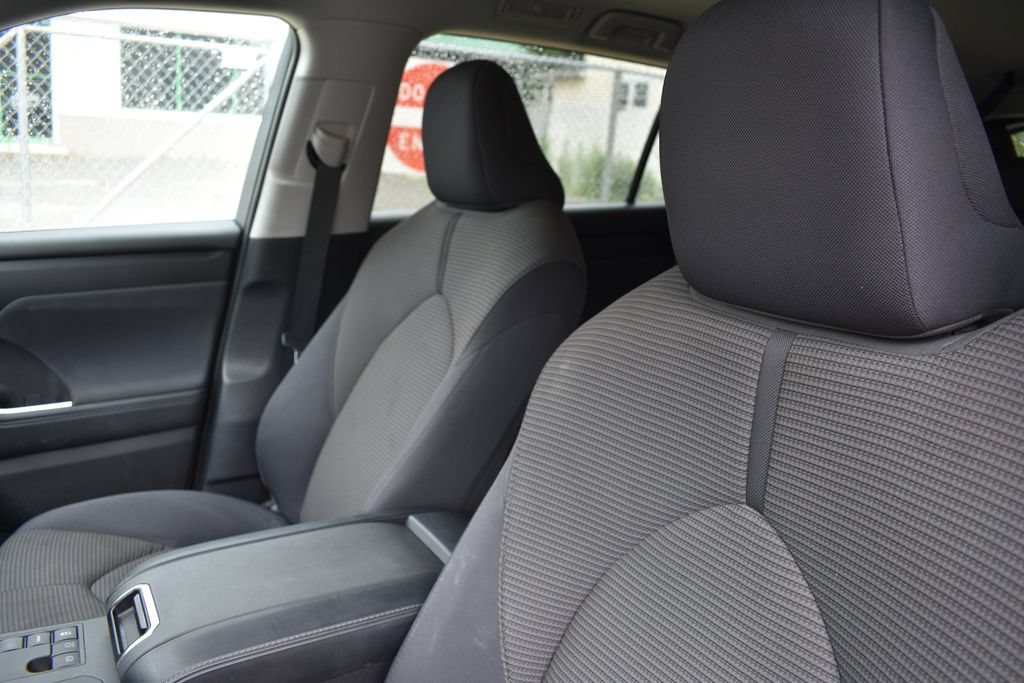 Used 2025 Toyota Highlander LE FWD image 10
