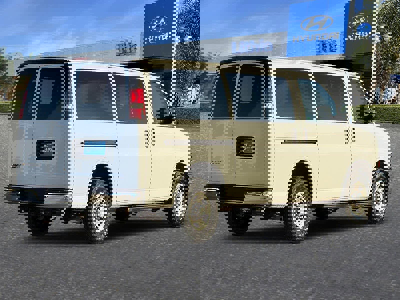 Used 2017 Chevrolet Express 3500 LT w/ LT Preferred Equipment Group image 3