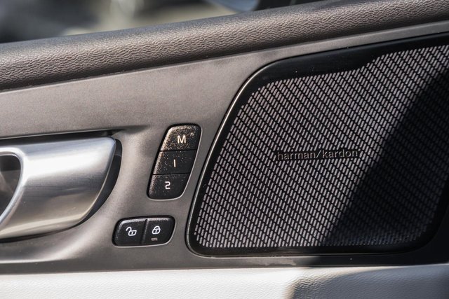 Used 2023 Volvo XC60 B6 Ultimate w/ Protection Package Premier image 39