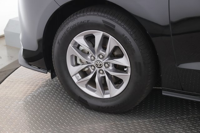 Used 2022 Toyota Sienna XLE image 13