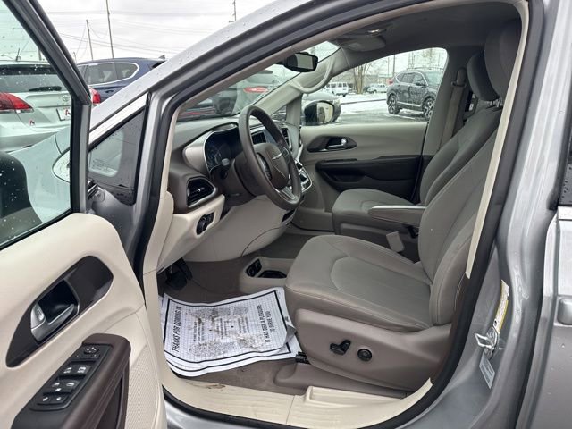 Used 2017 Chrysler Pacifica Touring image 9
