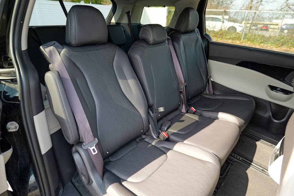 Used 2024 Kia Carnival EX image 32