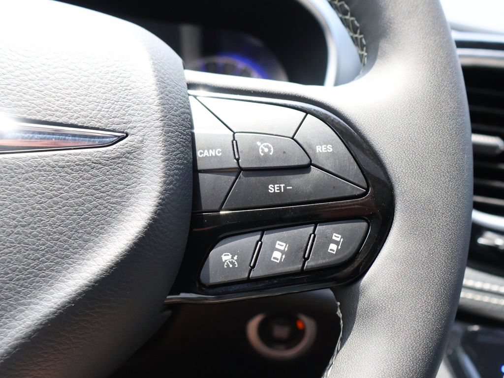 Used 2025 Chrysler Pacifica Limited FWD image 28