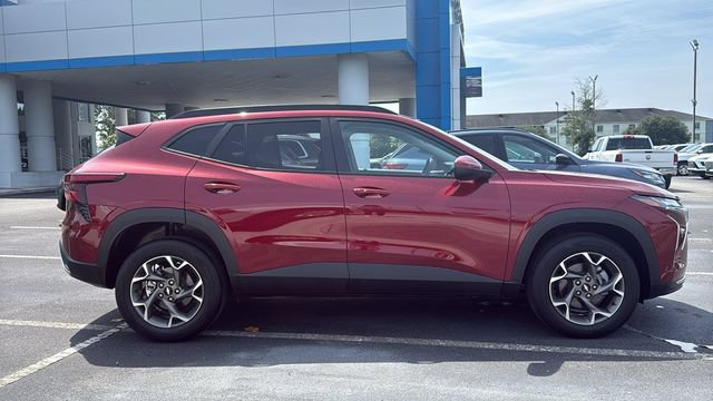 Used 2025 Chevrolet Trax LT w/ LT Convenience Package FWD image 8