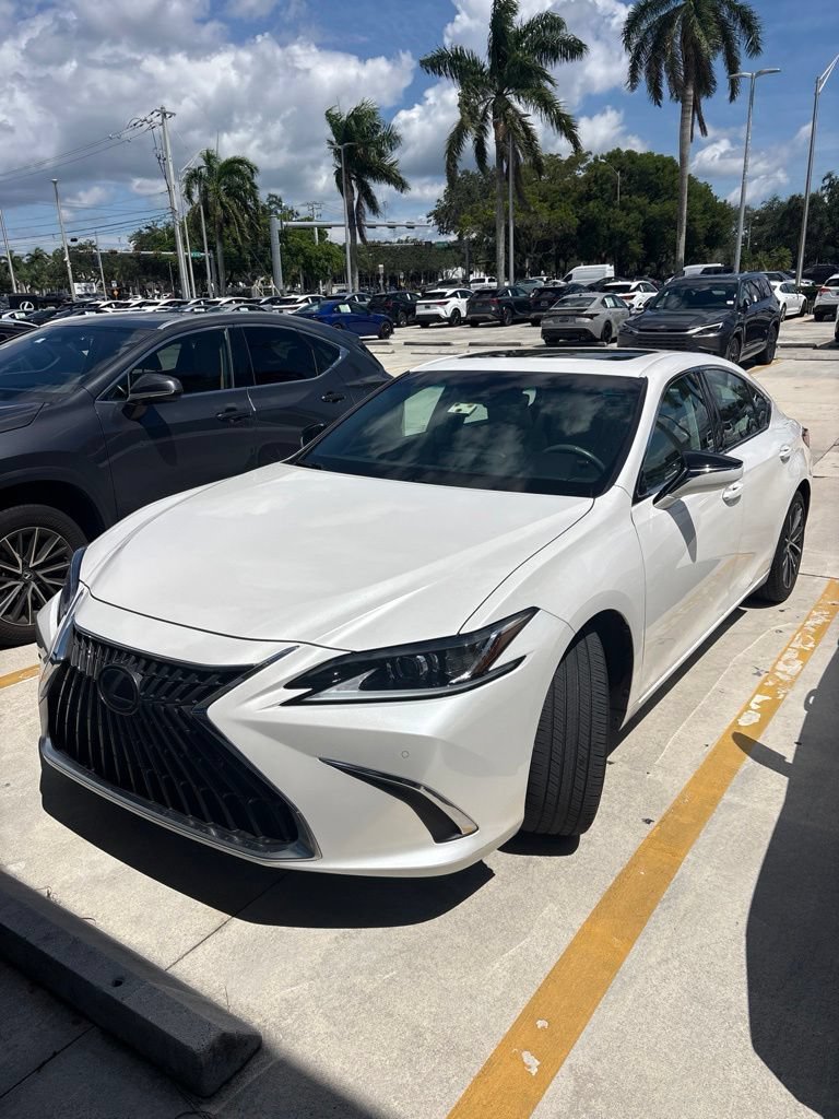 Used 2024 Lexus ES 350 w/ Premium Package FWD image 4