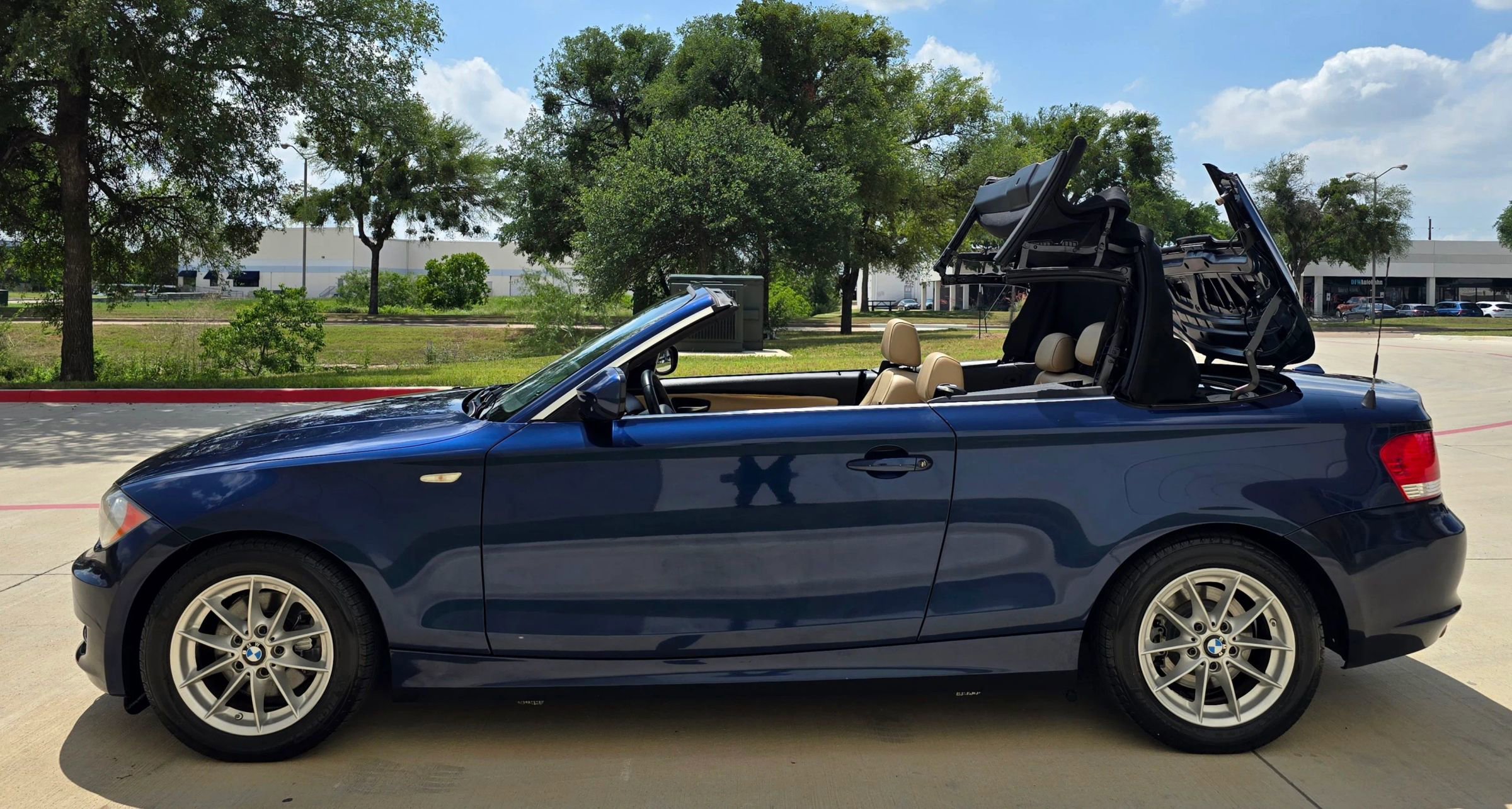 Used 2011 BMW 128i Convertible RWD image 11