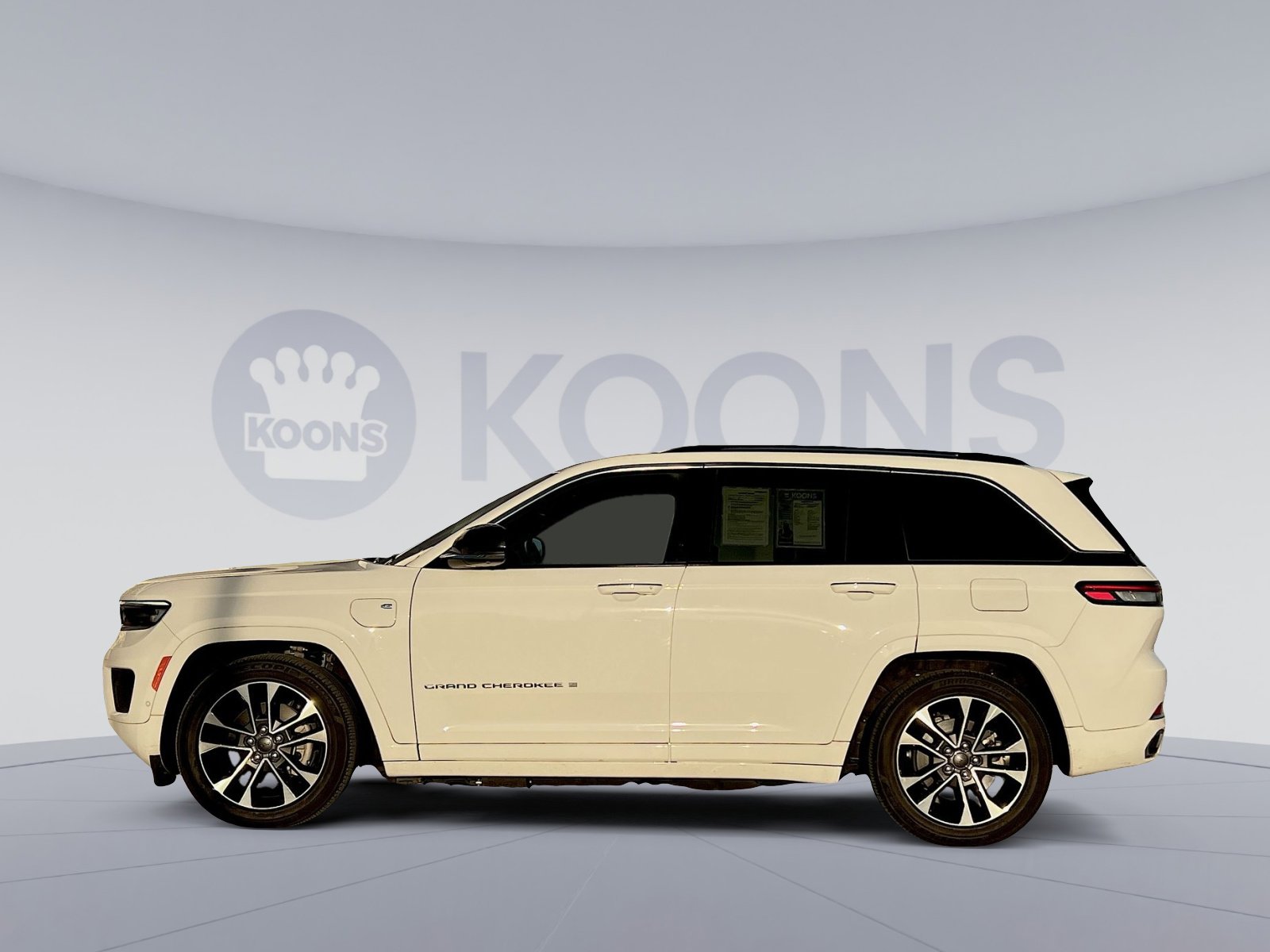 Used 2022 Jeep Grand Cherokee Overland w/ Advanced Protech Group III image 2