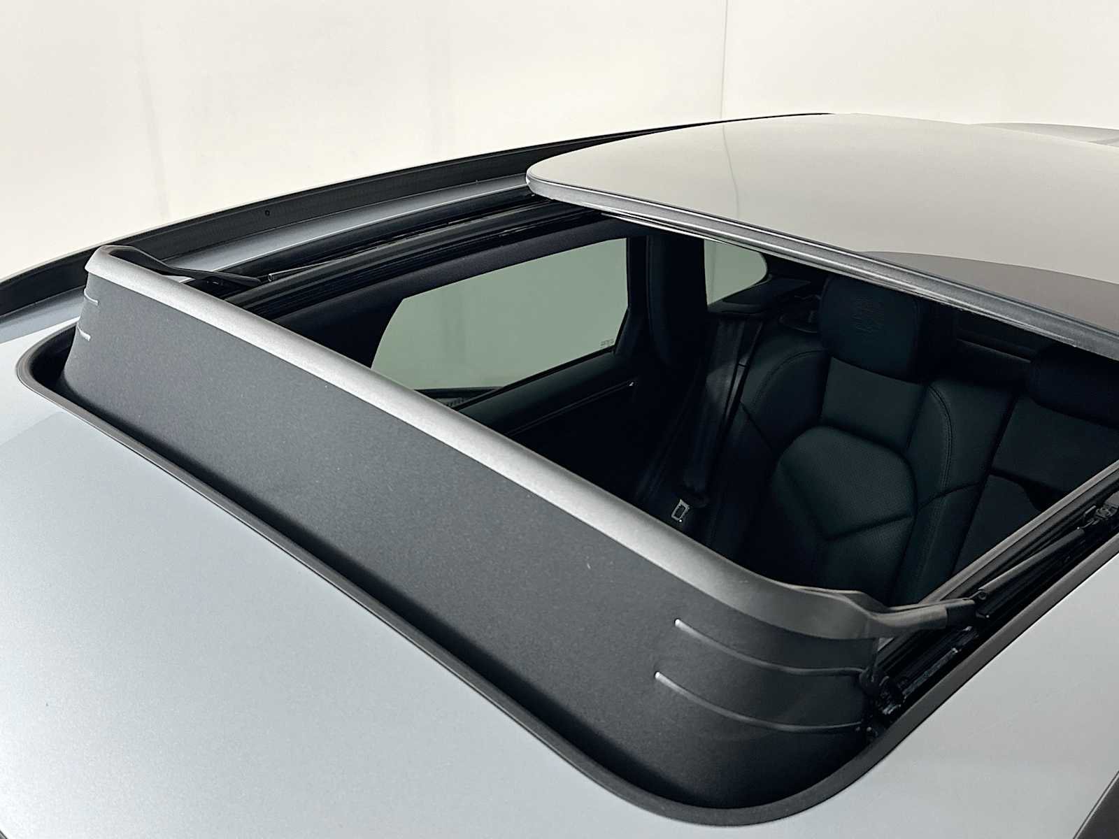 Certified 2025 Porsche Macan image 21