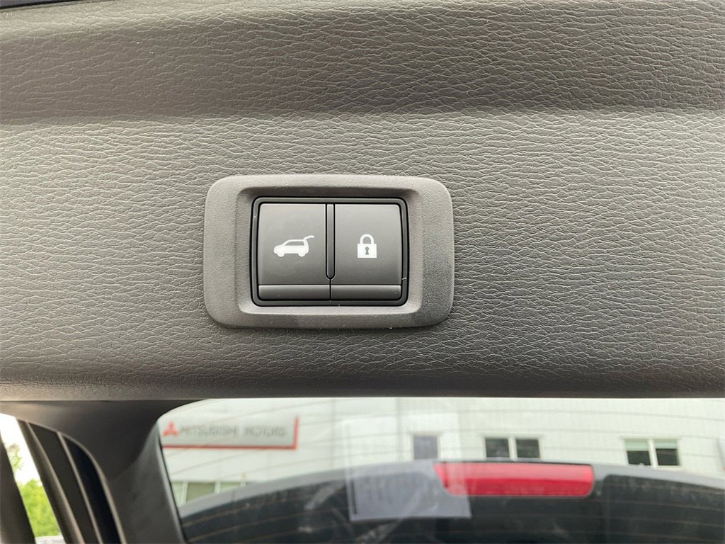 New 2025 Mitsubishi Outlander SE image 30