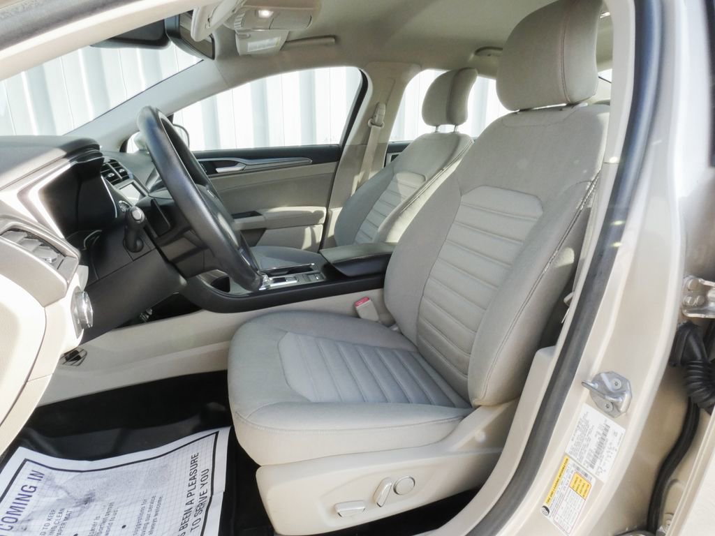 Used 2019 Ford Fusion SE FWD image 6