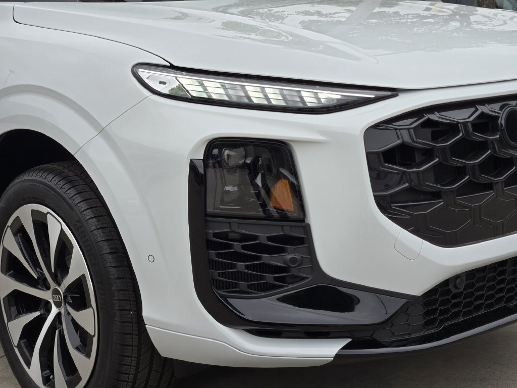 Used 2026 Audi Q3 quattro 2.0T w/ Driver Assistance Package AWD/4WD image 12