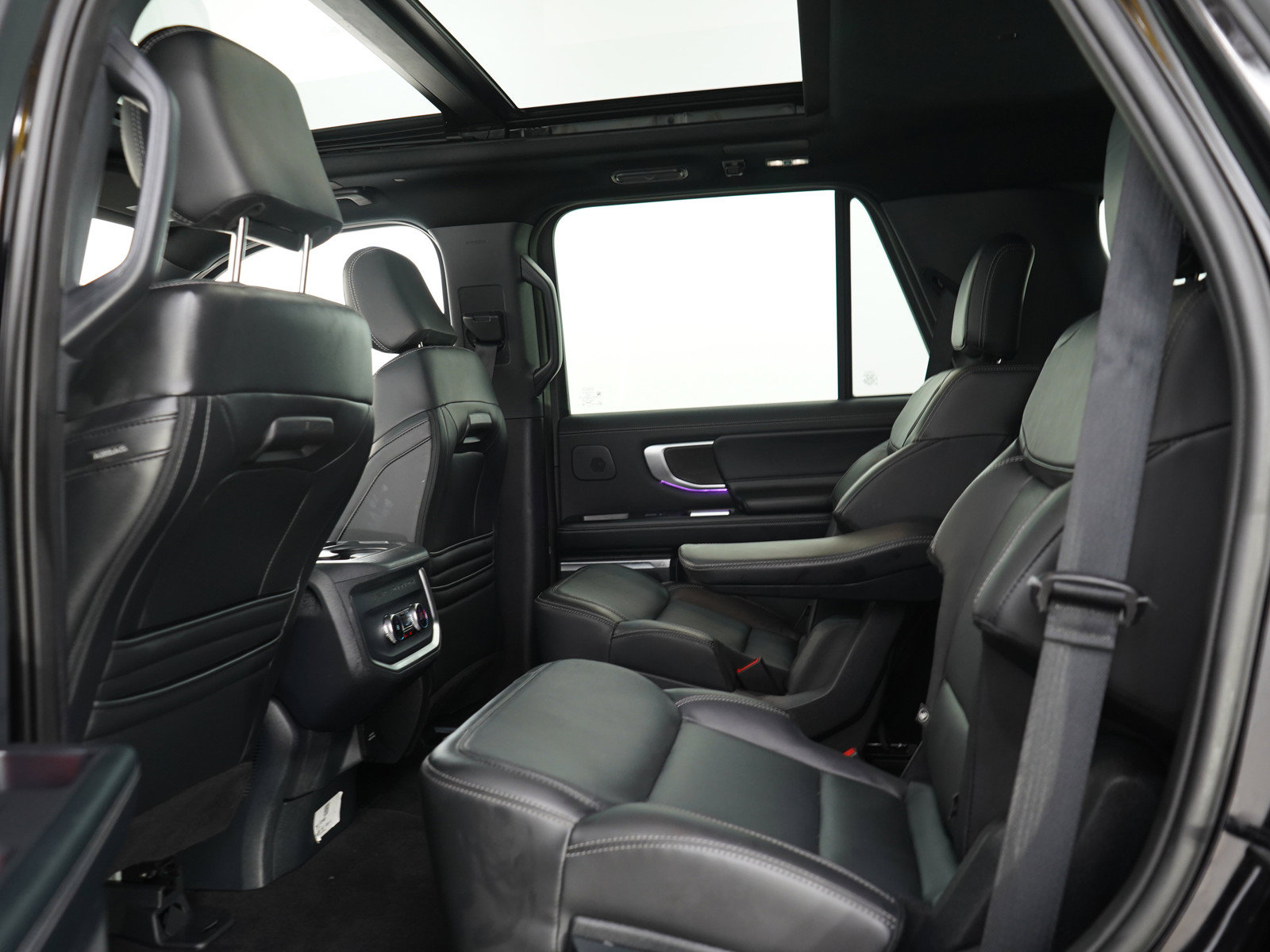 Used 2025 Ford Expedition Platinum w/ Stealth Performance Package AWD/4WD image 25