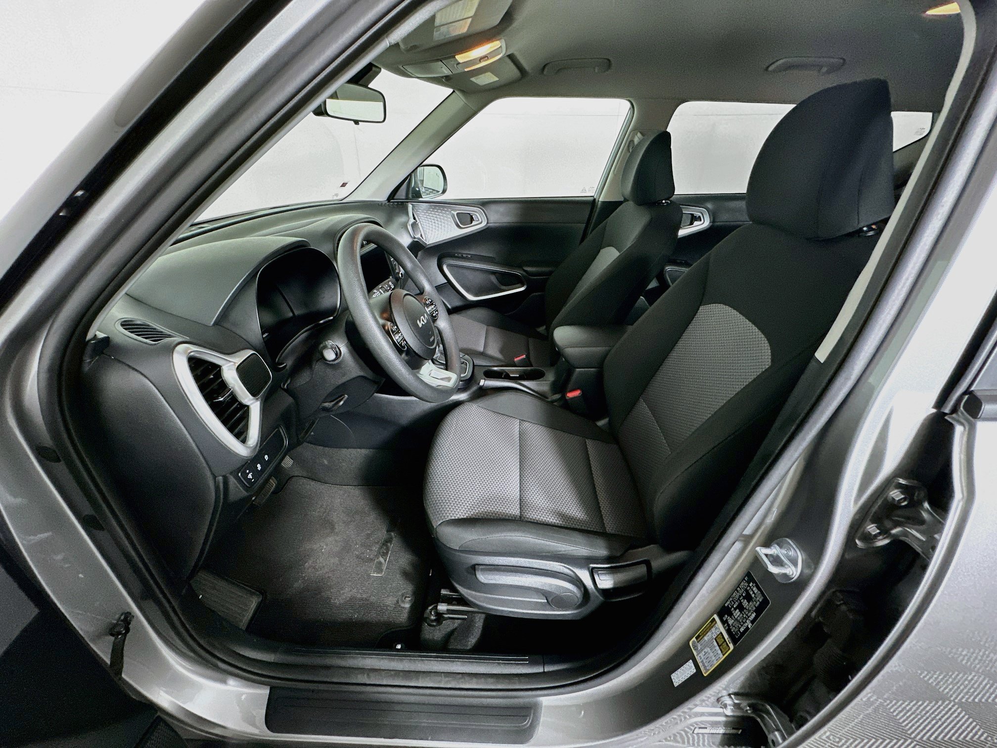 Used 2025 Kia Soul LX w/ LX Technology Package FWD image 13