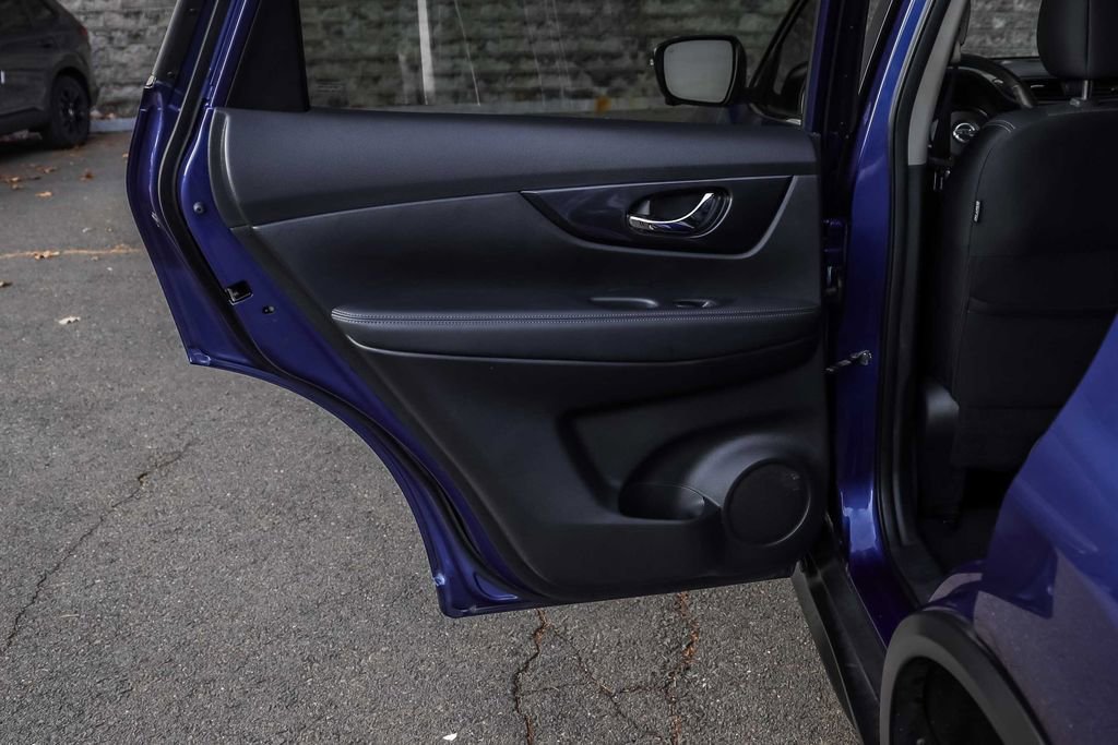 Used 2017 Nissan Rogue SV w/ SV Premium Package image 19