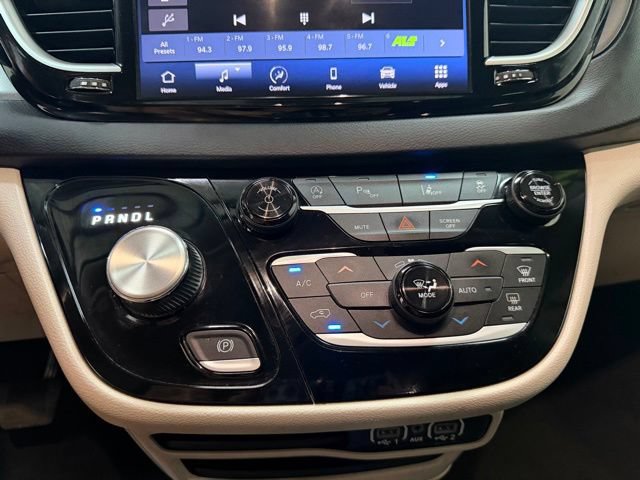 Used 2023 Chrysler Pacifica Touring-L FWD image 17