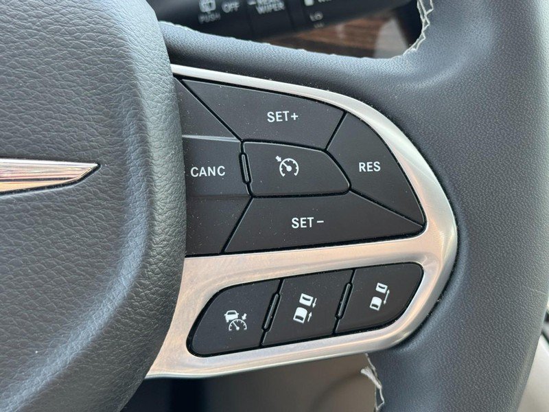 Used 2023 Chrysler Pacifica Limited FWD image 19