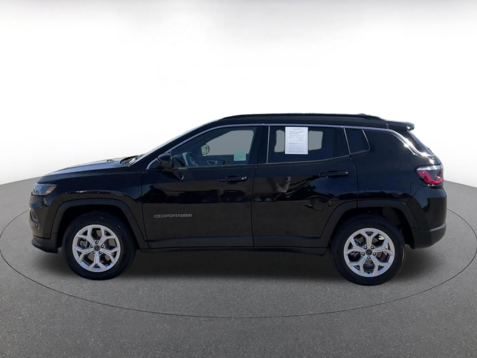 Used 2025 Jeep Compass Latitude AWD/4WD image 9