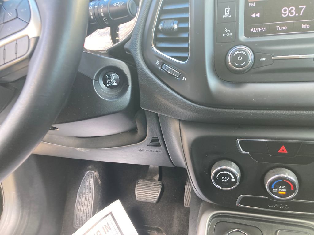 Used 2018 Jeep Compass Latitude image 21