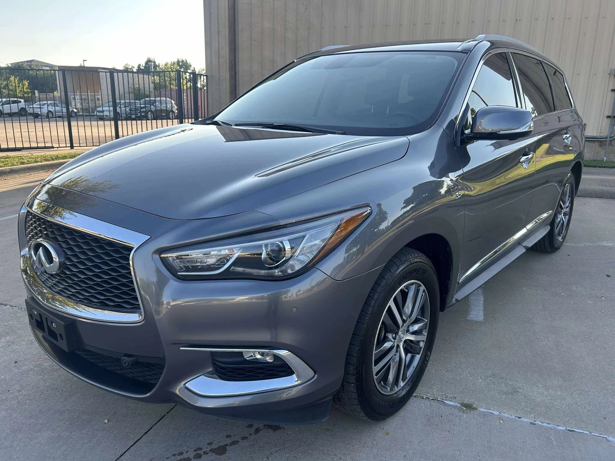 Used 2017 INFINITI QX60 FWD w/ Premium Plus Package image 2