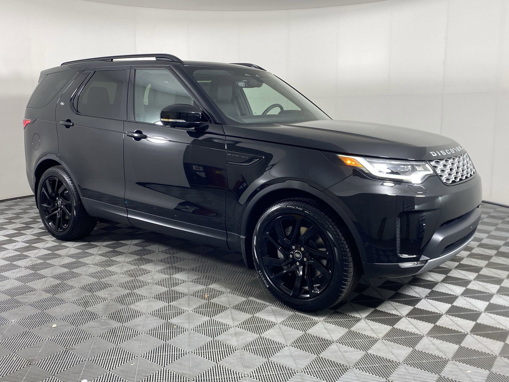 Used 2025 Land Rover Discovery S AWD/4WD image 5