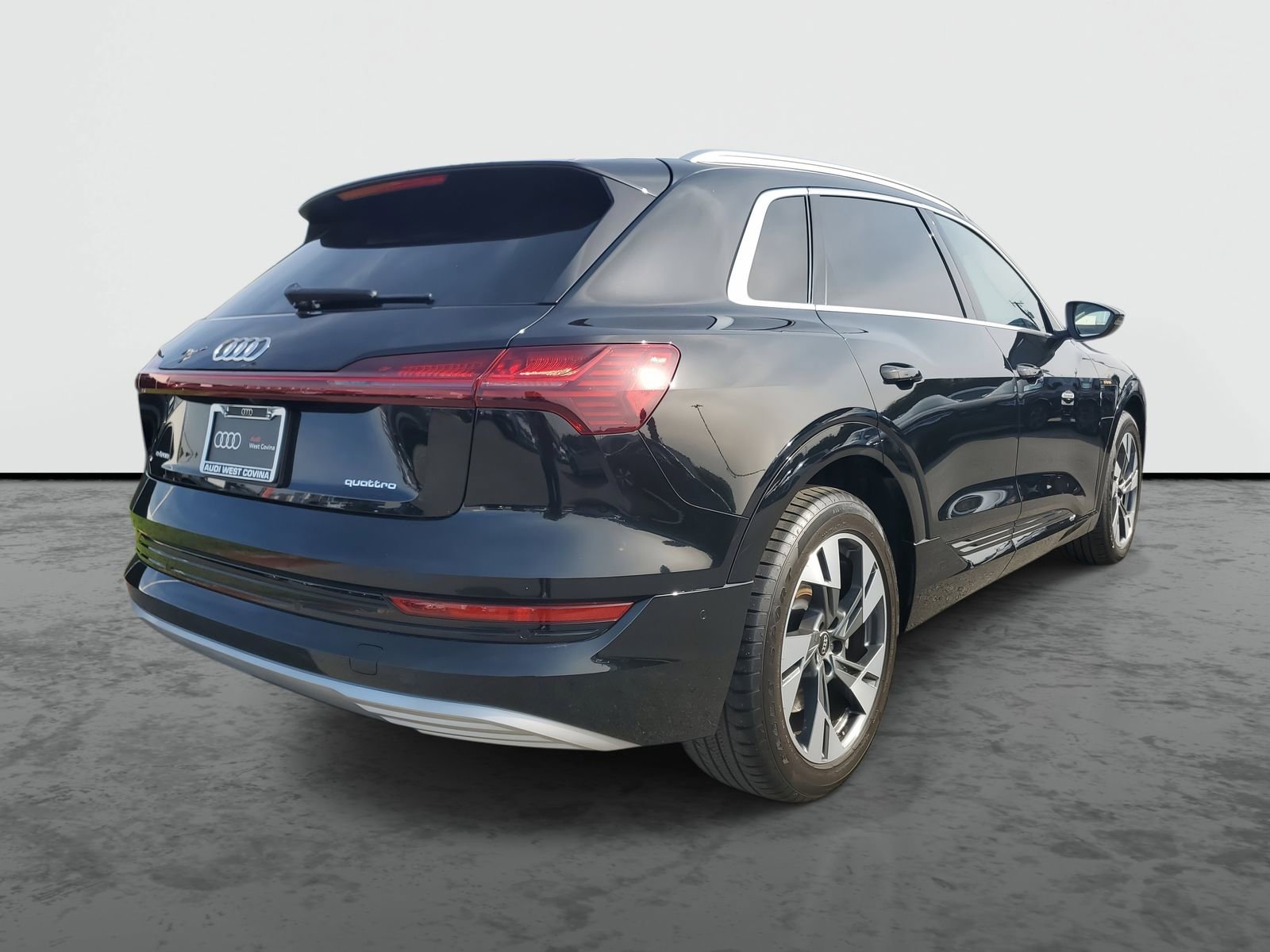 Used 2023 Audi e-tron Premium Plus w/ Premium Plus Package image 4