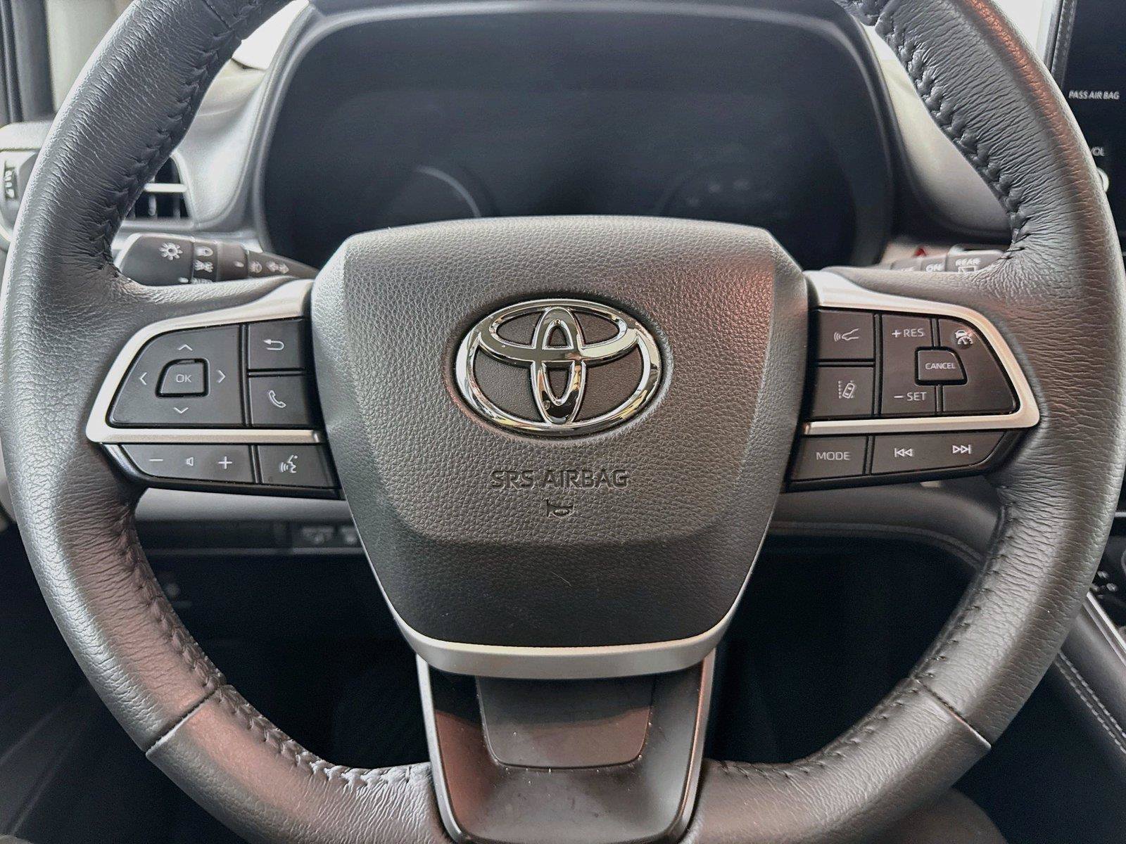Certified 2025 Toyota Sienna XLE FWD image 17