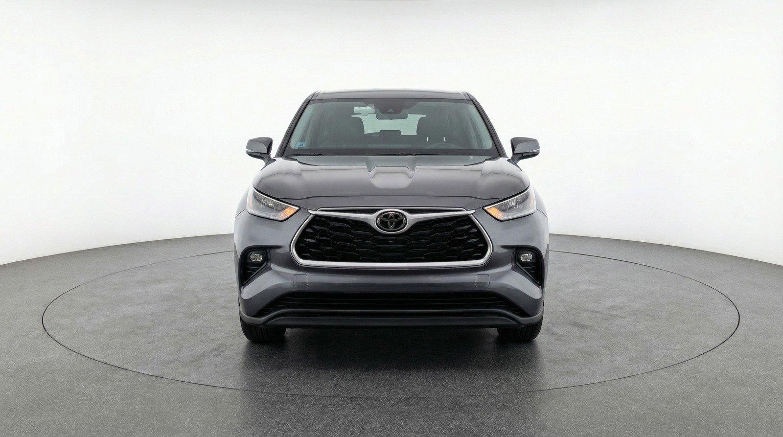 Used 2025 Toyota Highlander LE FWD image 2