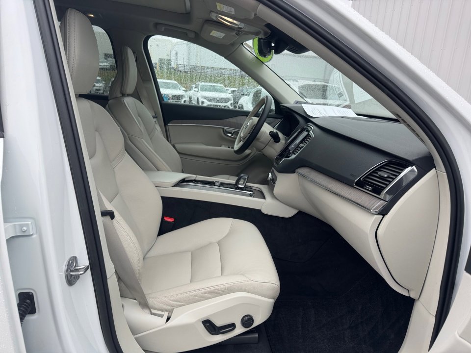 Certified 2023 Volvo XC90 B5 Plus w/ Protection Package Premier image 32