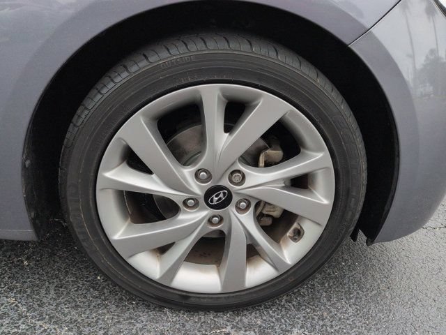 Used 2017 Hyundai Veloster FWD image 11