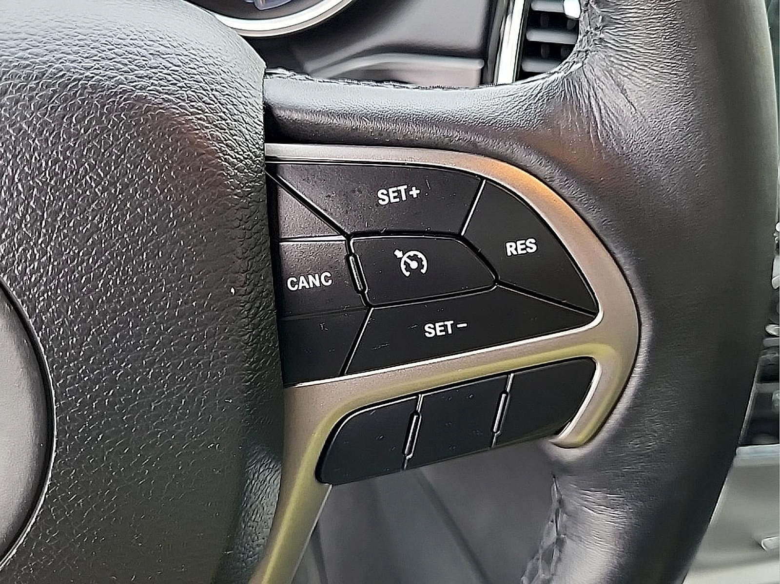 Used 2019 Jeep Grand Cherokee Altitude AWD/4WD image 19