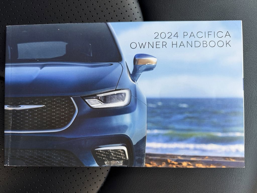 Used 2024 Chrysler Pacifica Touring-L image 30