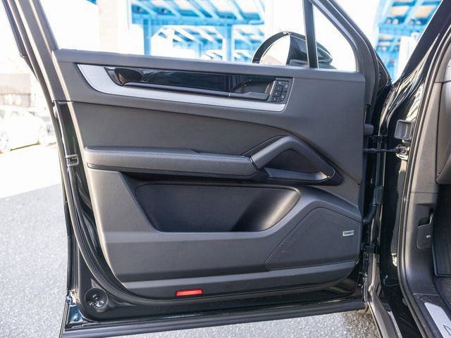 Certified 2025 Porsche Cayenne image 36